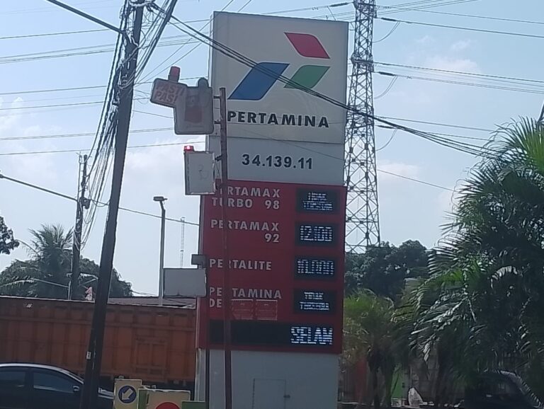 Lokasi SPBU 34.139.11 Cakung Cilincing Jakarta Timur Diduga Ada Oknum penimbun Bahan Bakar Pakai Dirigen Besar Ukuran Besar Dan Meresahkan