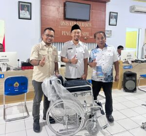 Apotik Sasha Bangkala, serahkan bantuan Kursi Roda Buat pelayanan pada disdukcapil Jeneponto.
