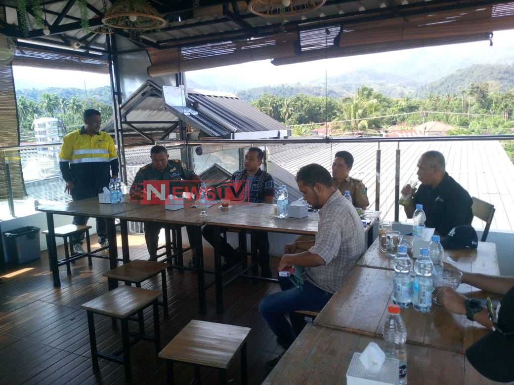 Forkopincan dan sejumlah Wartawan Siabu sekitarnya bincang-bincang dengan Menager PT. Sorik Mas Mining | NEWS TV Indonesia