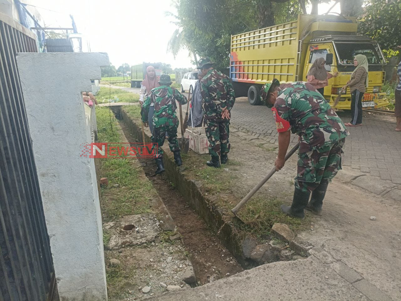 Aksi Nyata, Personel Koramil 1426-03/Galut Bersama Warga Kerja Bakti Bersihkan Lingkungan | NEWS TV Indonesia