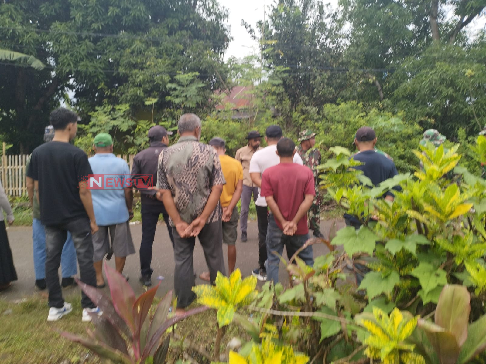 Koramil 1426-04/Galesong Bersama Warga Gotong Royong Bersihkan Saluran Air Dan Pinggir Jalan | NEWS TV Indonesia