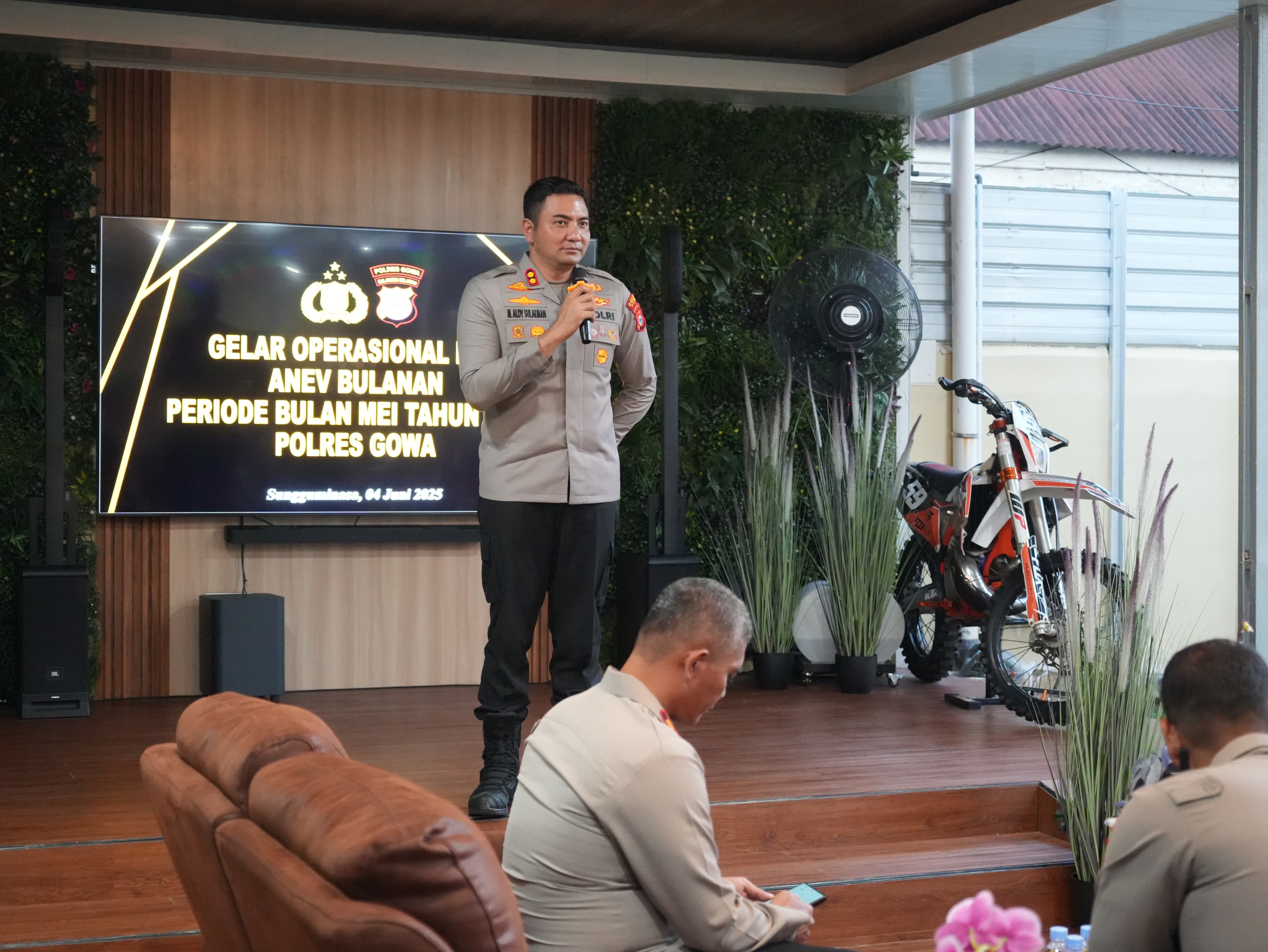 Polres Gowa Gelar Operasional dan Anev Bulanan Periode Mei 2025, Kapolres Tekankan Peningkatan Kinerja dan Disiplin Personel | NEWS TV Indonesia
