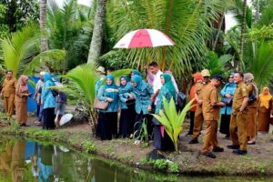 Ketua TP PKK Madina Monitoring Desa Binaan dan tabur Lima Ribu bibit Ikan