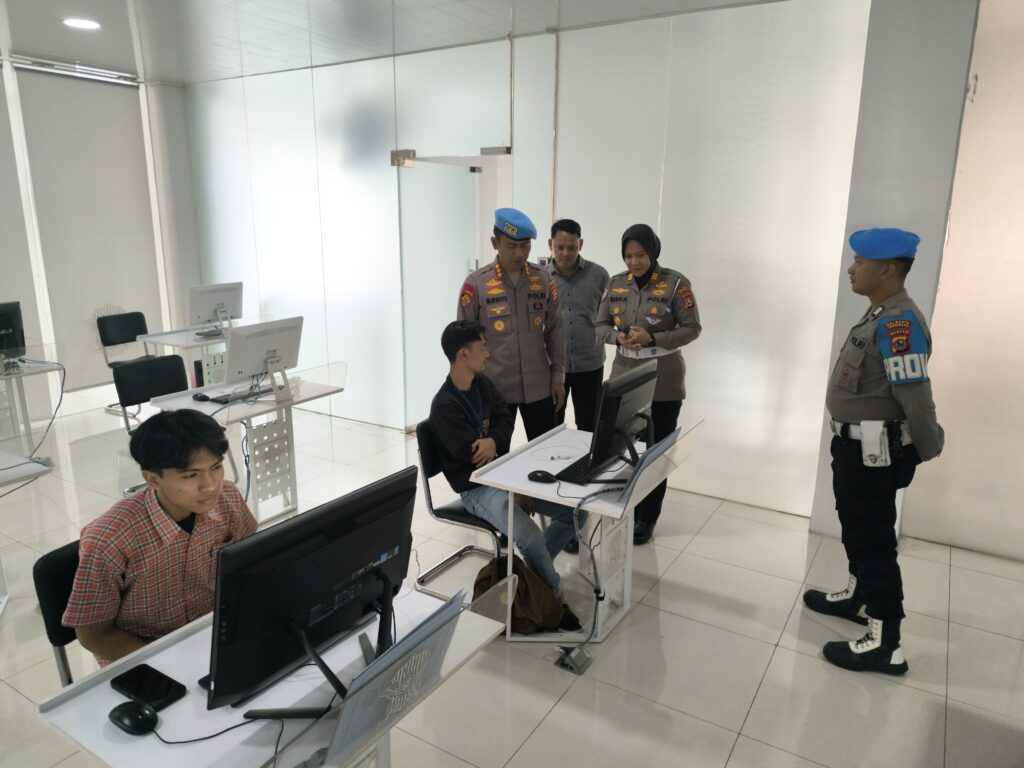 Bidpropam Polda Banten Tinjau SPKT dan Satpas Polresta Tangerang, Pastikan Pelayanan Prima untuk Masyarakat | NEWS TV Indonesia