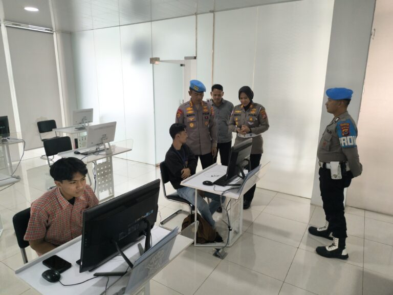 Bidpropam Polda Banten Tinjau SPKT dan Satpas Polresta Tangerang, Pastikan Pelayanan Prima untuk Masyarakat