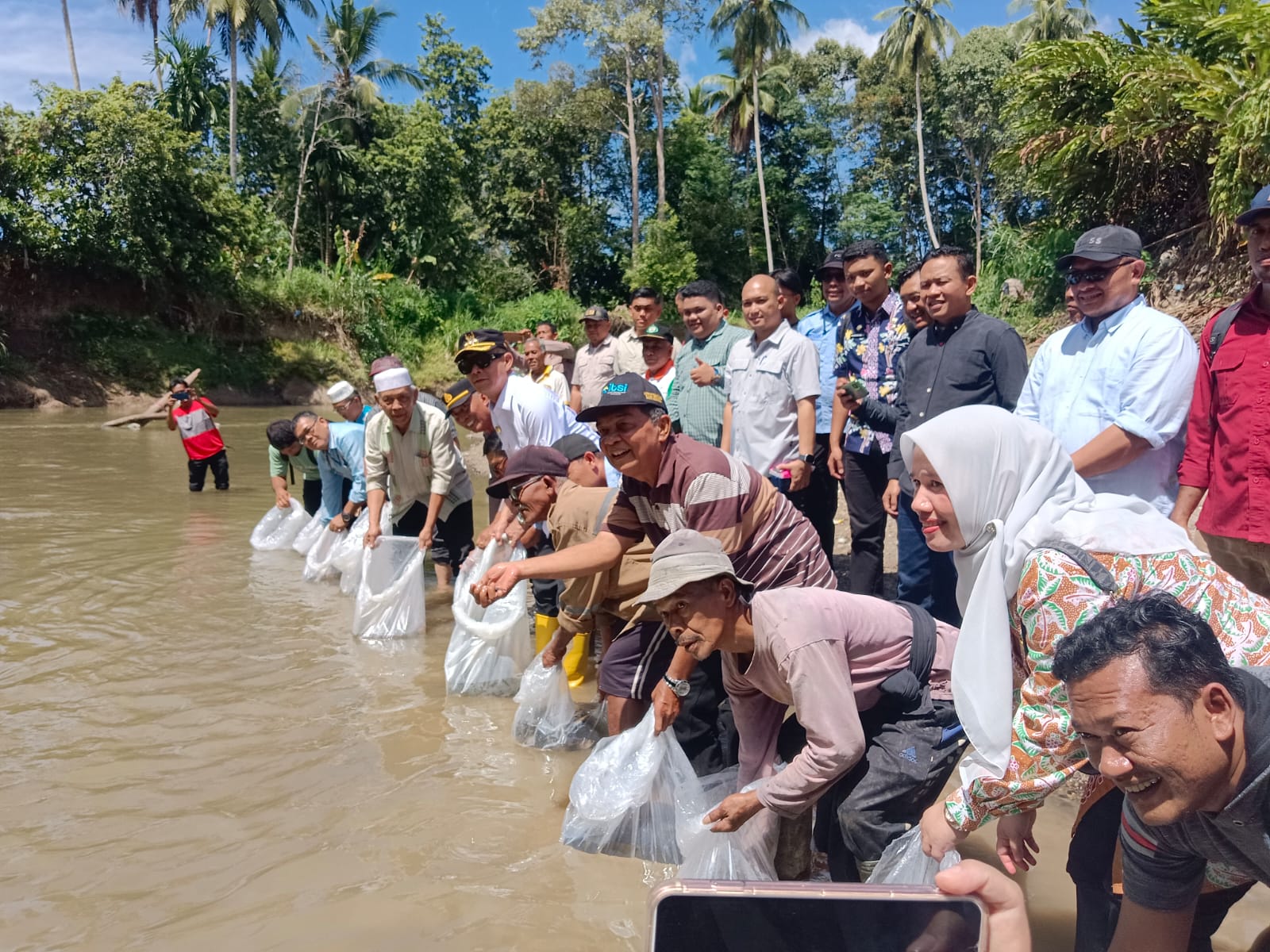 Bupati Tapsel Gus Irawan Pimpin Pelepasan Ribuan Benih Ikan di Sungai Batang Angkola | NEWS TV Indonesia