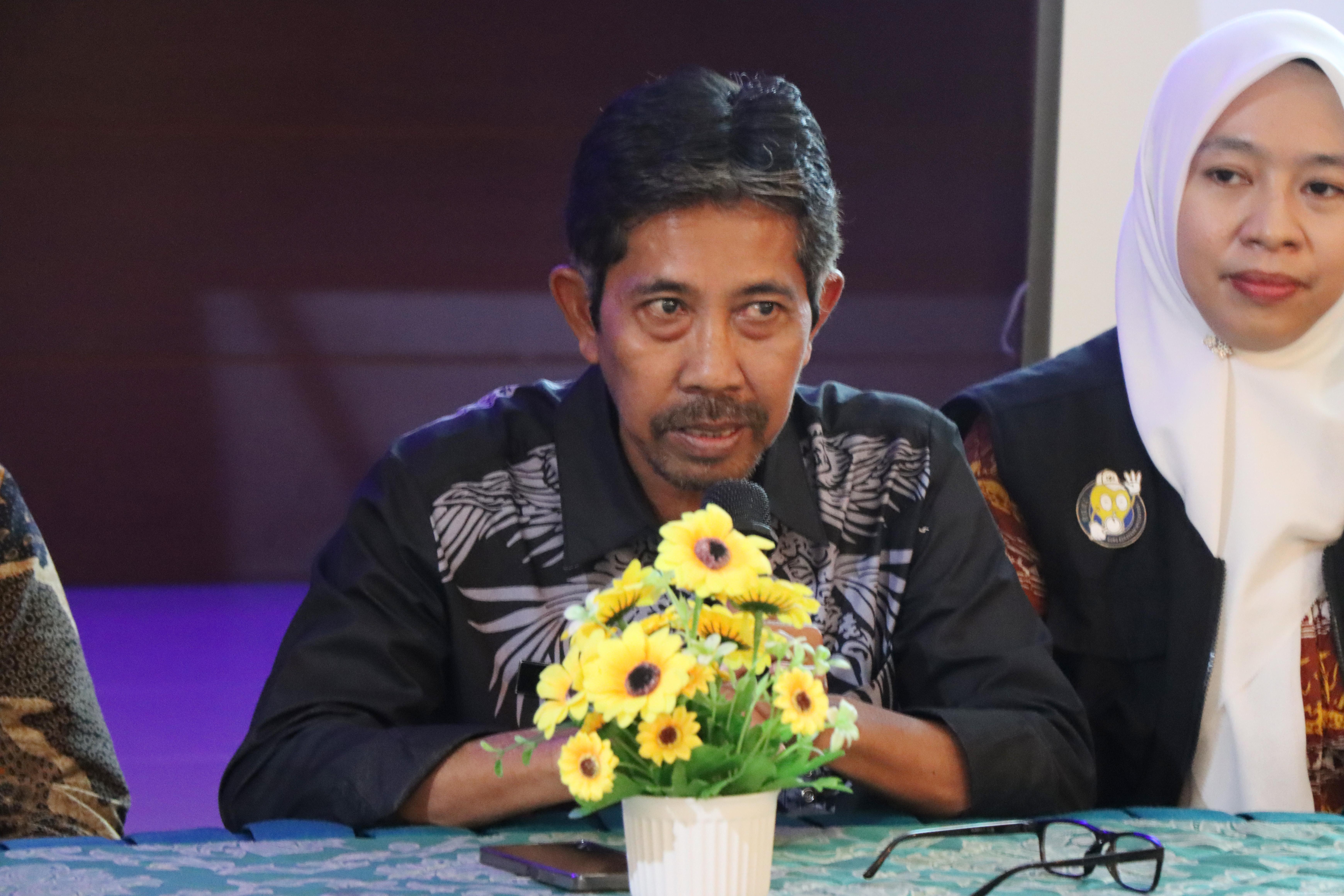 Jaga Kebersihan, Koramil 1426-05/Marbo Ajak Warga Kerja Bakti Bersihkan Pinggir Jalan | NEWS TV Indonesia