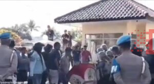 Kericuhan mewarnai aksi unjuk rasa ratusan nelayan yang tergabung dalam Forum Benih Bening Lobster (BBL) di depan Pendopo Bupati Pangandaran, Kamis (24/7/2025) siang. 