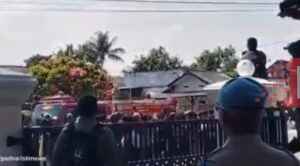 Jaga Kebersihan, Koramil 1426-05/Marbo Ajak Warga Kerja Bakti Bersihkan Pinggir Jalan | NEWS TV Indonesia
