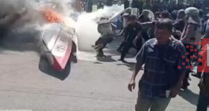 Jaga Kebersihan, Koramil 1426-05/Marbo Ajak Warga Kerja Bakti Bersihkan Pinggir Jalan | NEWS TV Indonesia