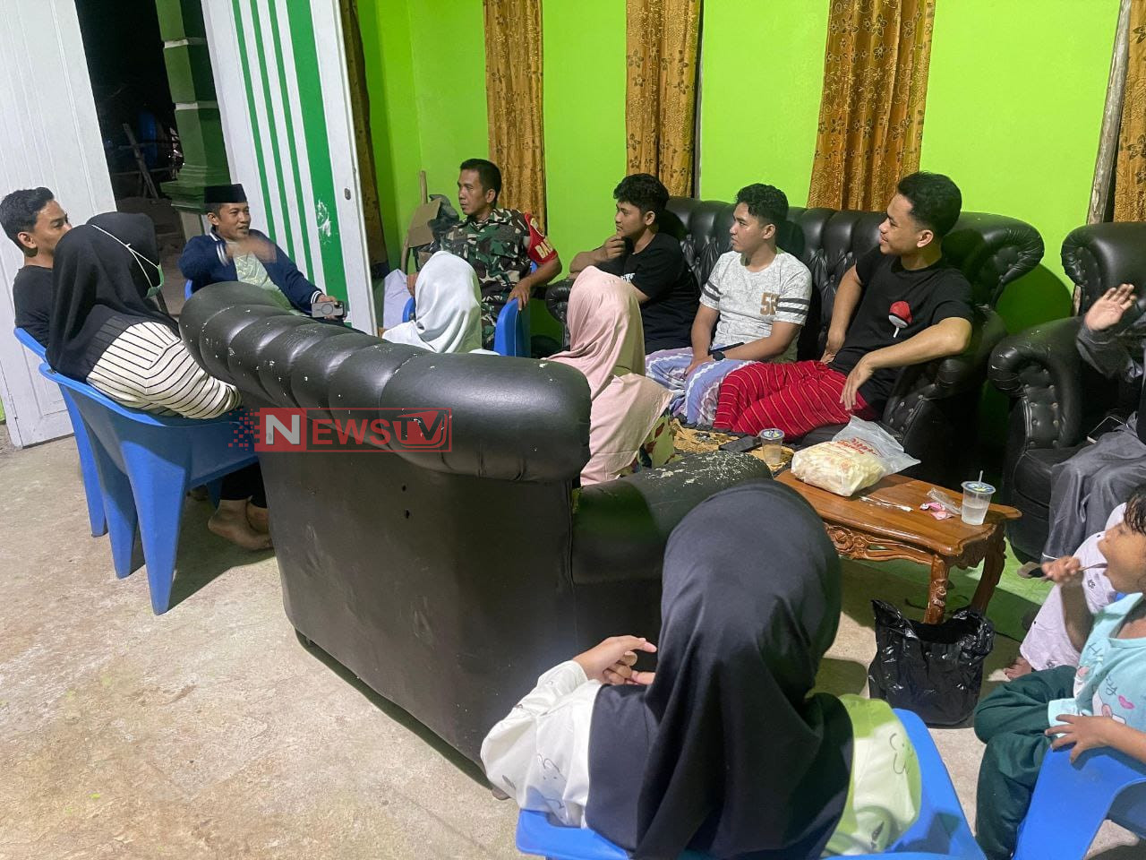 Babinsa Koramil 1426-03/Galut, Komsos Dengan Mahasiswa KKN di Wilayah Binaan | NEWS TV Indonesia