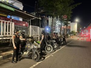 Jaga Kebersihan, Koramil 1426-05/Marbo Ajak Warga Kerja Bakti Bersihkan Pinggir Jalan | NEWS TV Indonesia