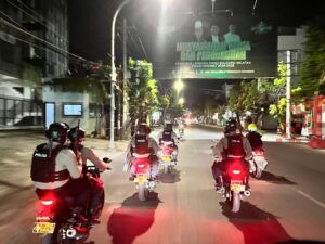 Jaga Kebersihan, Koramil 1426-05/Marbo Ajak Warga Kerja Bakti Bersihkan Pinggir Jalan | NEWS TV Indonesia