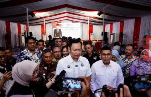 Lampaui Target Penyelesaian PTSL, Menko AHY dan Wamen Ossy Serahkan Langsung Sertipikat Masyarakat Kabupaten Pacitan