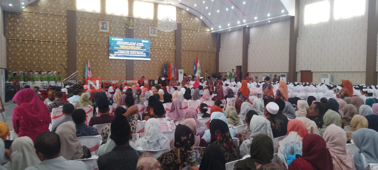 Acara Ucap Janji Kepaniteraan Klinik Kesehatan Universitas Aufa Royhan Padang Sidempuan Tahun 2025 Sukses | NEWS TV Indonesia