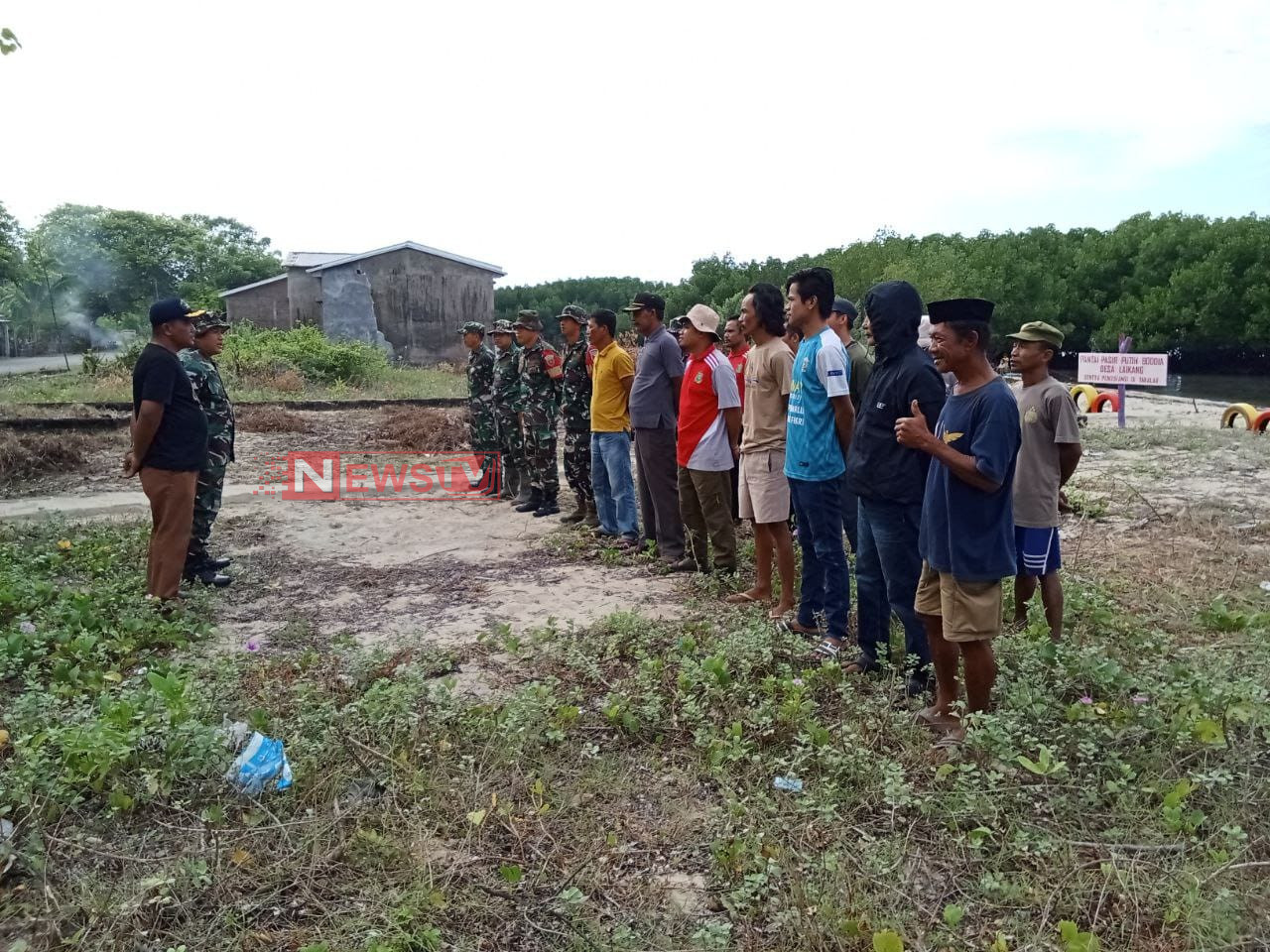 Personel Koramil 1426-05/Marbo Bersama Warga Gelar Kerja Bakti Pembersihan Pinggir Pantai | NEWS TV Indonesia