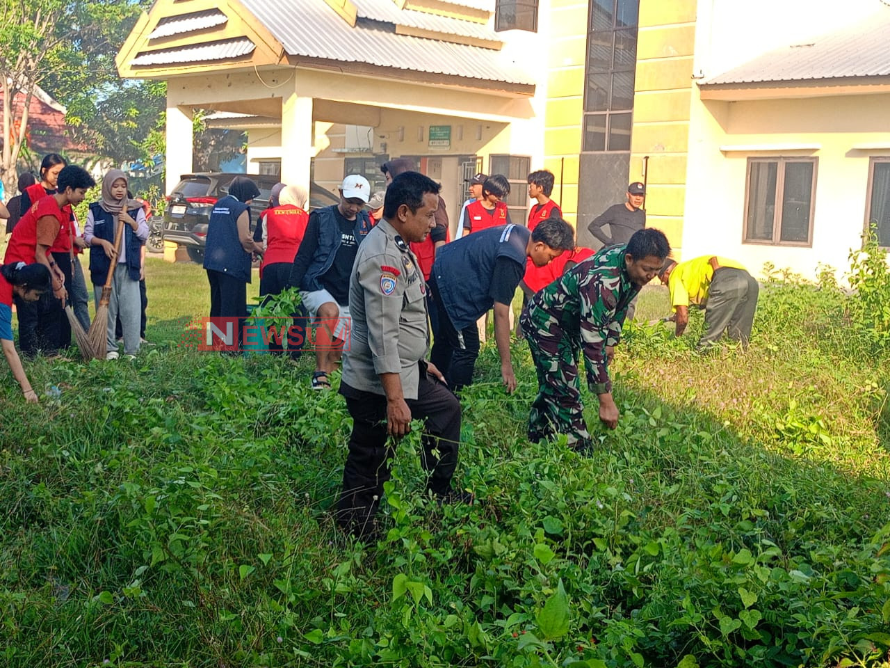 Koramil 1426-06/Mapsu Bersama Pemerintah Setempat dan Warga Kerja Bakti Bersihkan Lingkungan | NEWS TV Indonesia
