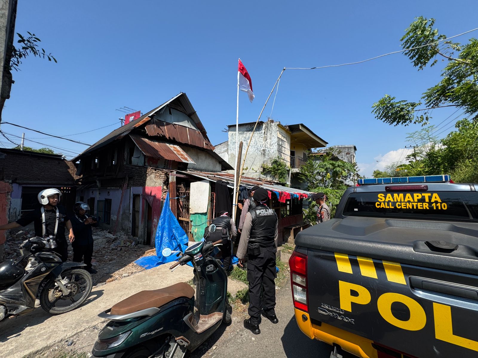 Unit Turjawali Perintis Presisi Samapta Polres Gowa Bagikan dan Pasang Bendera Merah Putih Saat Patroli Dialogis | NEWS TV Indonesia
