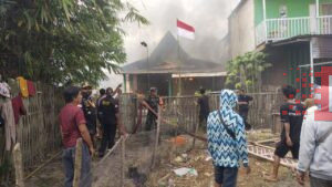 Aksi Gerak Cepat Babinsa Koramil 1426-01/Polut, Padamkan Api Yang Membakar Rumah Warga