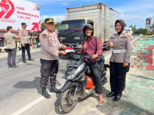 Menjelang HUT RI Polres Madina bagikan Bendera Merah Putih kepengguna Jalan