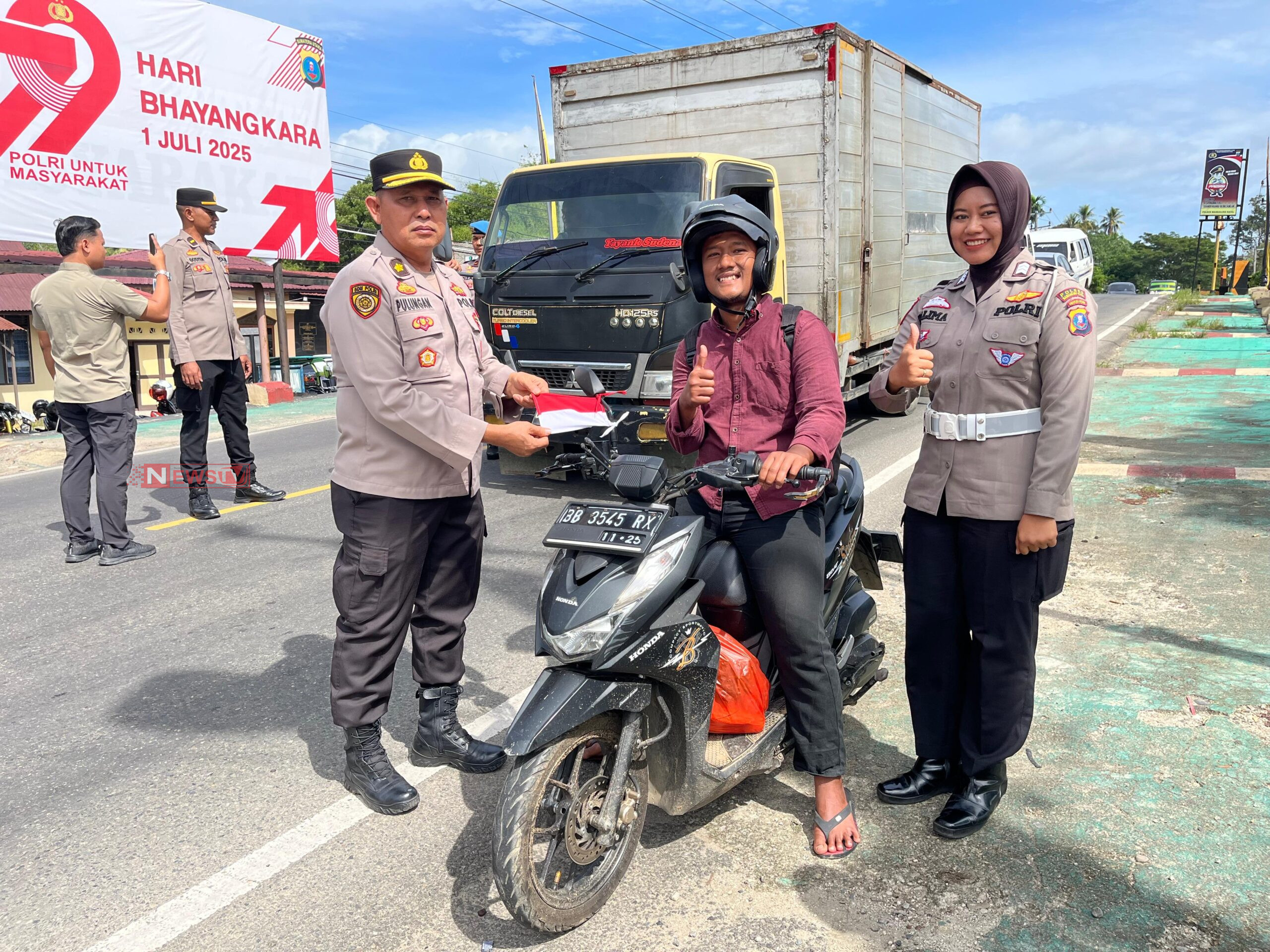 Menjelang HUT RI Polres Madina bagikan Bendera Merah Putih kepengguna Jalan | NEWS TV Indonesia