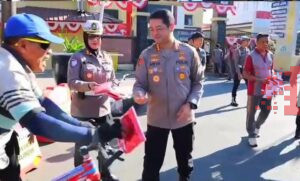 Hut RI KE 80 ” Kapolrestabes MAKASSAR, Kombes Pol, ARYA PRADANA, Bersama Jajarannya Turun Ke Jalan Bagikan Bendera Merah Putih Ke Pengguna Jalan 