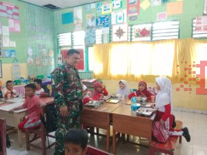Babinsa Koramil 1426-01/Polut Dampingi Pendistribusian Makan Bergizi Gratis Untuk Anak Sekolah