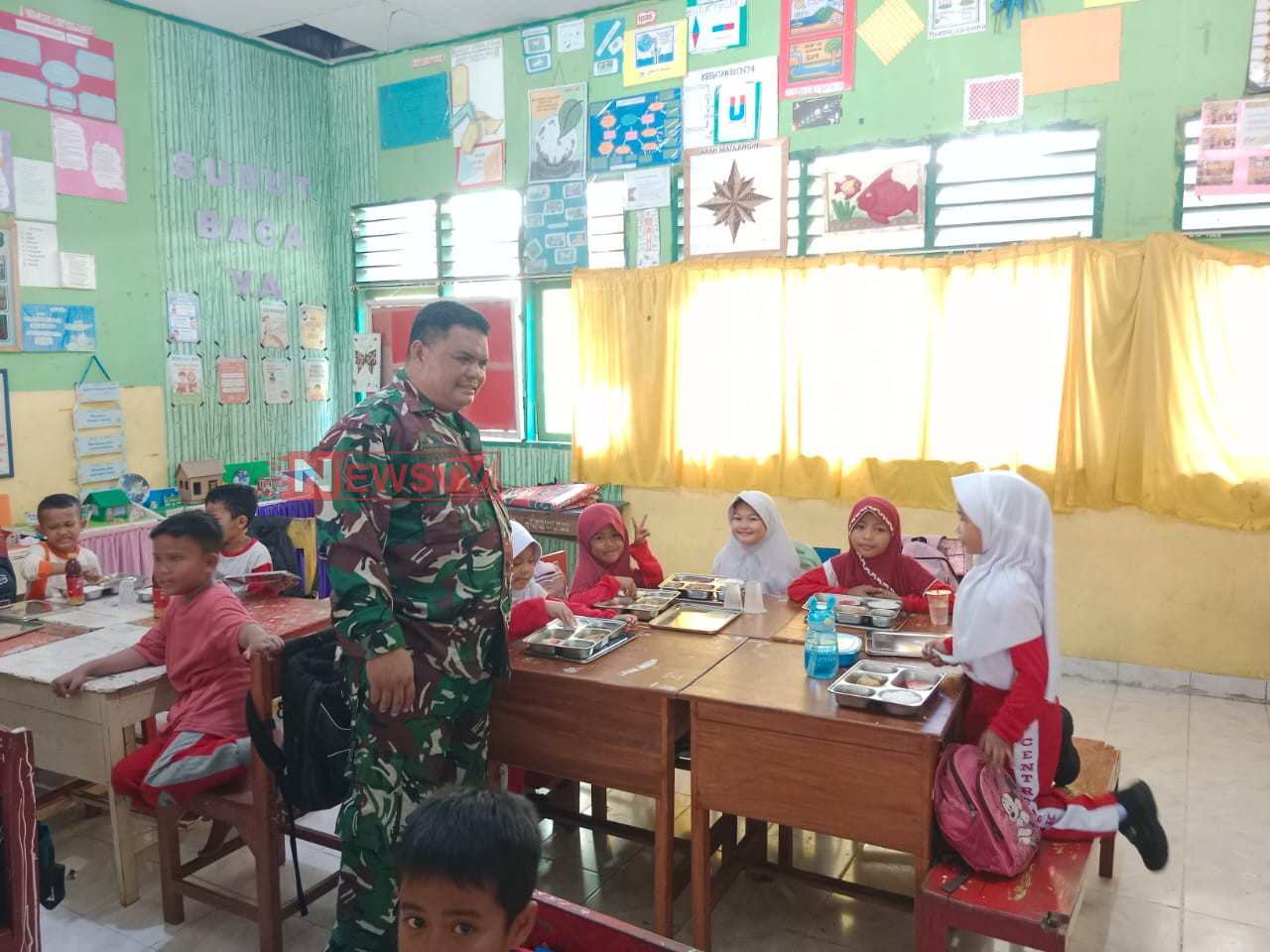 Babinsa Koramil 1426-01/Polut Dampingi Pendistribusian Makan Bergizi Gratis Untuk Anak Sekolah | NEWS TV Indonesia