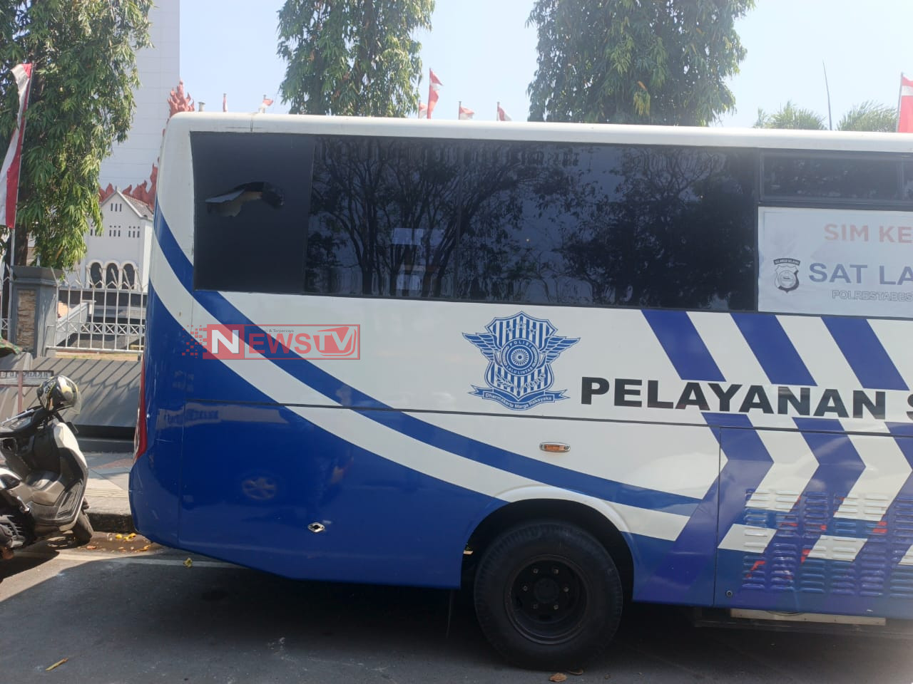 Massa Mengamuk" Mobil SIM Keliling dan Mobil Khamtimmas Polsek Manggala Jadi Sasaran  | NEWS TV Indonesia