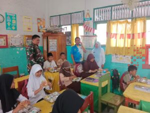 Babinsa Koramil 1426-01/Polut Dampingi Pendistribusian Makan Bergizi Gratis Untuk Anak Sekolah