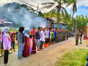 Koramil 1426-04/Galesong Bersama Warga Kerja Bakti Bersihkan Selokan Dan Bahu Jalan