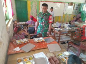 Babinsa Koramil 1426-02/Polsel Dampingi Pendistribusian Makan Bergizi Gratis Untuk Anak Sekolah