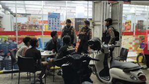 Sat Samapta Polres Takalar Gelar Patroli Dialogis, Cegah Gangguan Kamtibmas di Malam Hari