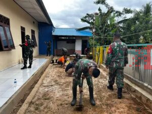 Personel Pos Asgon Satgas Yonif 123/Rajawali Laksanakan Karya Bhakti