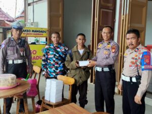 Polantas Menyapa Karyawan dan Tukang Ojek, Meriahkan HUT Lalu Lintas Bhayangkara ke-70 di Takalar