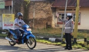 Jaga Keselamatan, Polantas Polres Sinjai Rutin Pengaturan dan Berikan Edukasi Tertib Berlalu Lintas