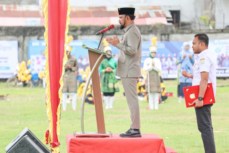 Penghargaan Bupati Al-Farlaky untuk 15 ASN Tenaga Kesehatan Aceh Timur