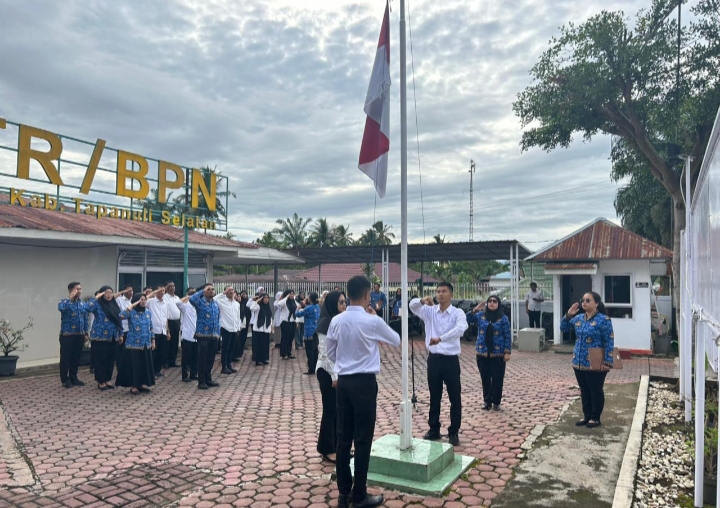 Kantor Pertanahan Tapanuli Selatan Gelar Upacara Hari Pahlawan Nasional 2025, Kepala Kantor Anita Noveria Lismawaty Ajak Pegawai Teladani Semangat Juang Para Pahlawan | NEWS TV Indonesia
