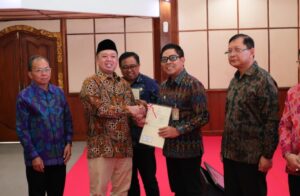 Serahkan Sertipikat di Bali, Menteri Nusron Ungkap Manfaat Sertipikasi Tanah untuk Perekonomian