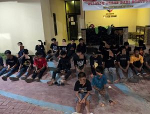 Gagalkan Perang Kelompok, Polres Sinjai Amankan Puluhan Remaja, Senjata Tajam, dan Terduga Pengedar Sabu dalam Patroli Malam
