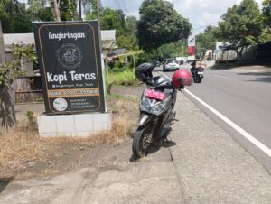 Heboh, Kendaraan Plat Merah Nongkrong di Warung Kopi Saat Jam Kerja