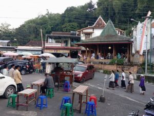 Libur Nataru, Wisata Religi Makam Para Wali Gunung Pring Dipadati Ribuan Peziarah
