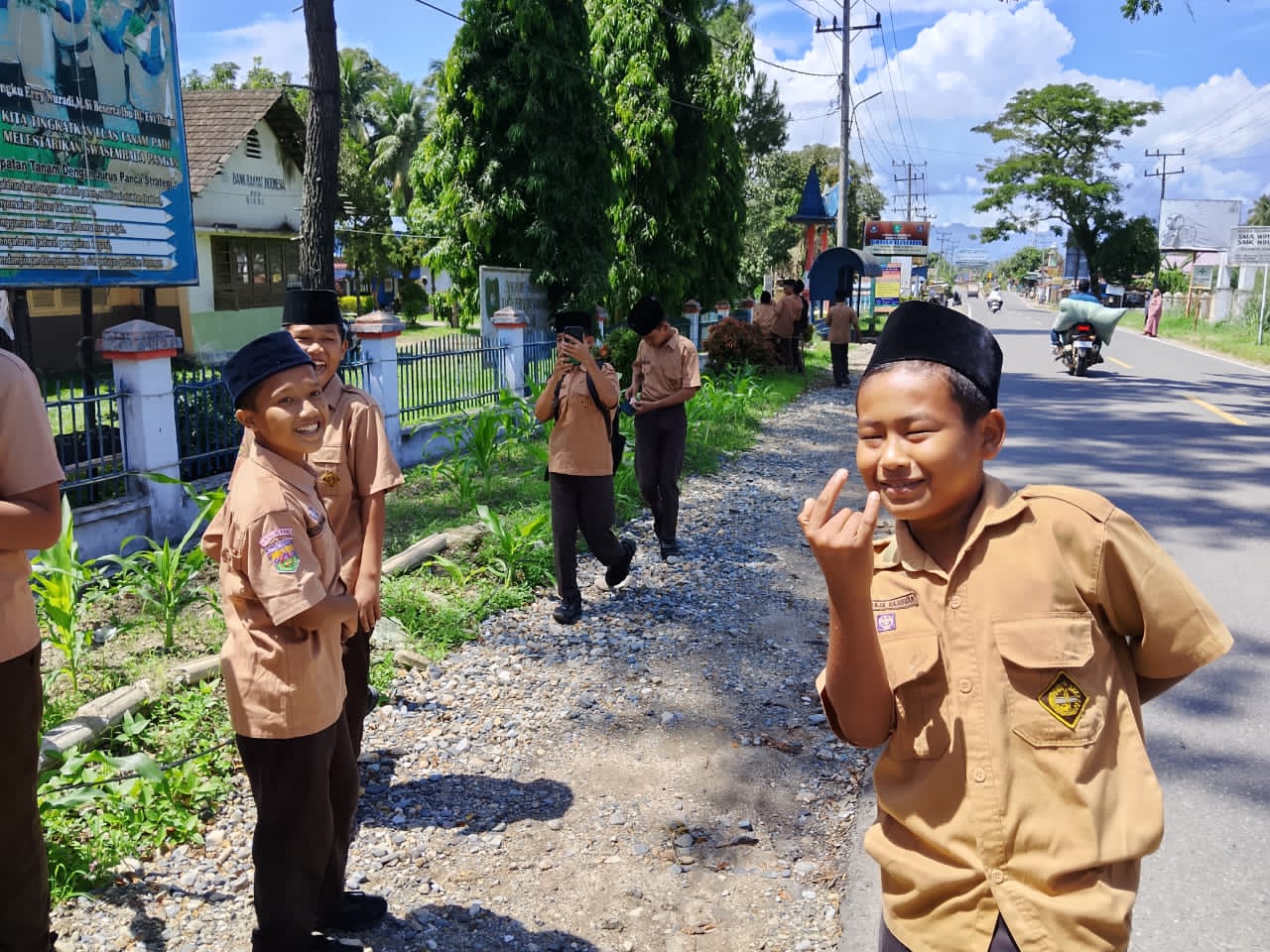 Akibat  Susahnya BBM Anak Sekolah Rela Berjalan Kaki Pulang Sekolah | NEWS TV Indonesia