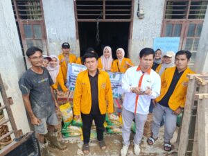 IPM Dan LAZISMU Madina Bagikan Sembako di Muara Batang Angkola