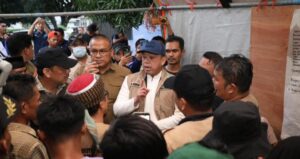 Menteri Nusron Salurkan Bantuan dan Dengar Jeritan Warga yang Kehilangan Keluarga di Kabupaten Agam