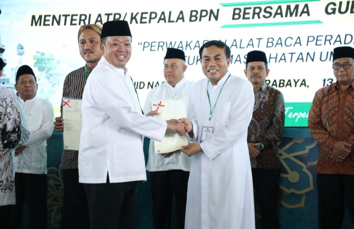 Jelang Natal, Romo Wahyu Terima Sertipikat untuk Gereja Katolik Fransiskus Asisi sebagai Kado Natal bagi Umat