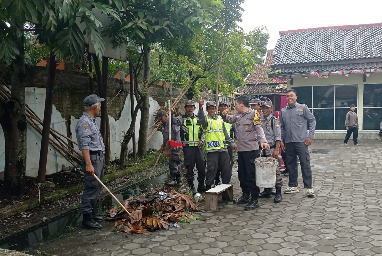 Jelang Musim Hujan, Desa Batujajar Timur Gelar Kerja Bakti Bersih Lingkun | NEWS TV Indonesia