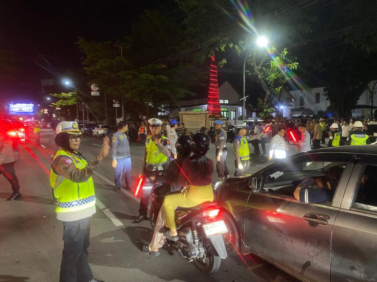 Kasat Lantas Polrestabes Makassar Pantau Arus Lalu Lintas Malam Misa Natal 2025 | NEWS TV Indonesia