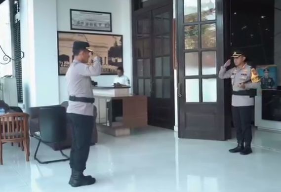 Kapolrestabes Bandung Pimpin Upacara PTDH Tiga Personel Polri, Tegaskan Komitmen Penegakan Disiplin | NEWS TV Indonesia