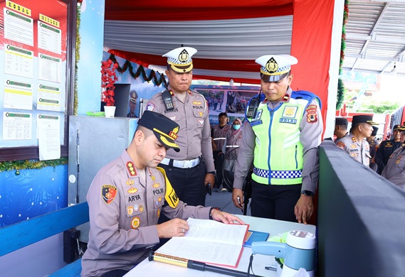 Pastikan Perayaan Natal 2025 Aman Kondusif, Kapolrestabes Makassar Tinjau Pos Pam dan Gereja | NEWS TV Indonesia